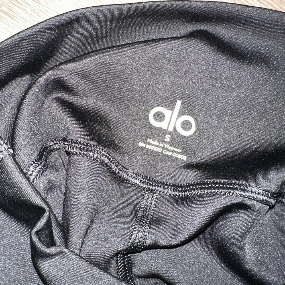 ALO 7/8 airlift Black Leggings - Picture 4 of 7